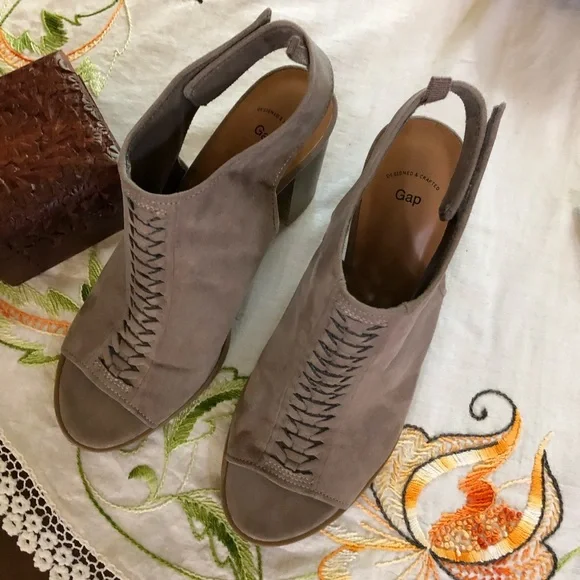 Gap Peep-Toe Braided Stacked Heel Sandal. Taupe Suede Snap-back Closure. Size 8 - Picture 3 of 10
